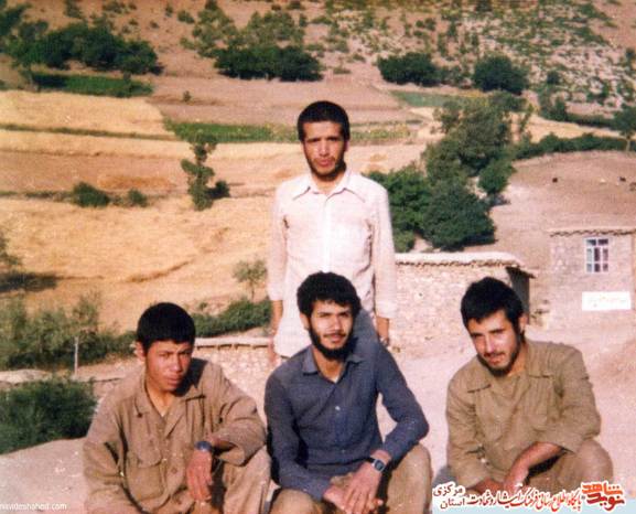 ایستاده: جعفر قربانی - نشسته از چپ: شهید علیرضا قربانلی - شهید علی حبیبی
