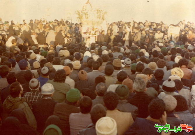 مراسم تشییع توسط انقلابیون 