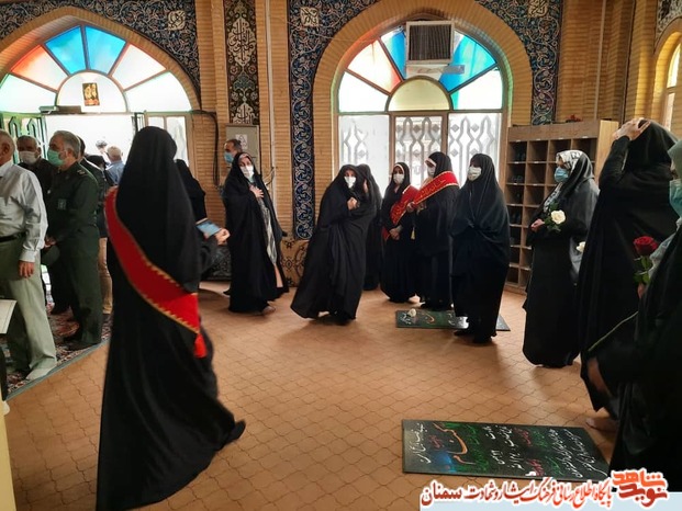 ادای احترام شرکت کنندگان در مسابقه رالی خانوادگی جانبازان استان سمنان پیش از شروع مسابقه در گلزار شهدای شهرستان گرمسار- دوازده فروردین ۱۴۰۰