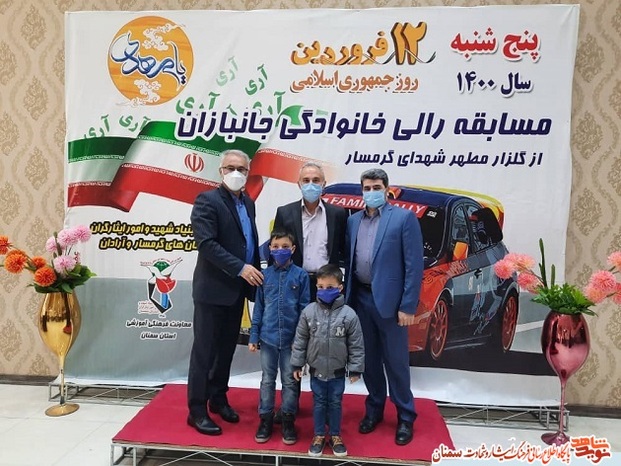 ادای احترام شرکت کنندگان در مسابقه رالی خانوادگی جانبازان استان سمنان پیش از شروع مسابقه در گلزار شهدای شهرستان گرمسار- دوازده فروردین ۱۴۰۰