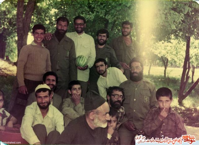 جمعی از جانبازان و پدران شهدا در محوطه سپاه اراک 1361