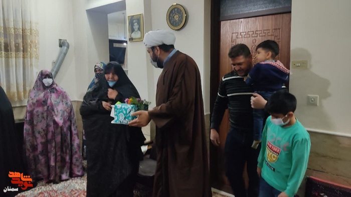 دیدار  بسیجیان شهرستان سرخه با مادر معزز شهید والامقام رضا مرادی - بیست و ششم دی‌ماه ۱۴۰۰ شهرستان سرخه