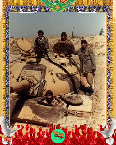نفر سمت راست شهید رضا شجاعیان