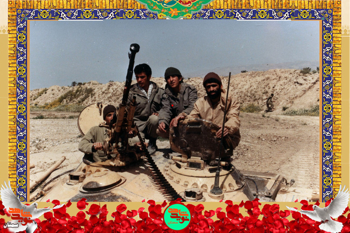 نفر دوم از راست شهید رضا شجاعیان