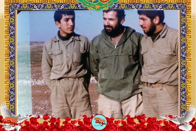 نفر وسط شهید علی‌اکبر مقدسی